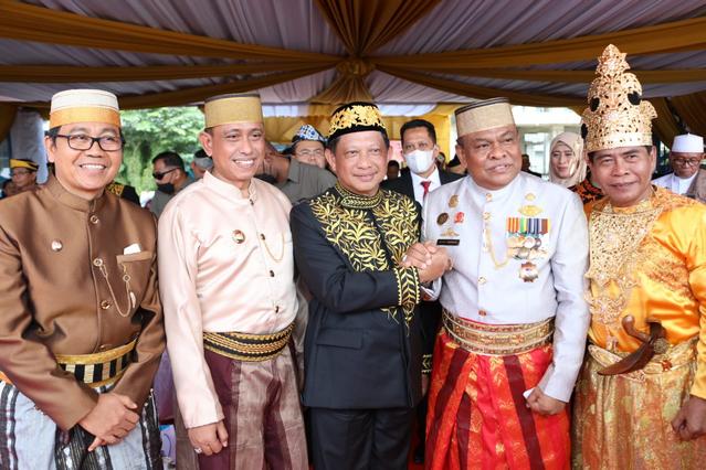 Kenakan Baju Adat Tidung, Mendagri Pimpin Upacara Peringatan HUT ke-10 Provinsi Kaltara