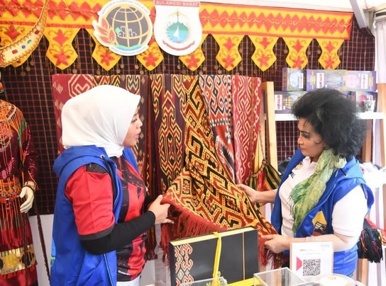 Pembina IKAWATI Kementerian ATR/BPN kunjungi stan pameran Indonesia UMKM Expo