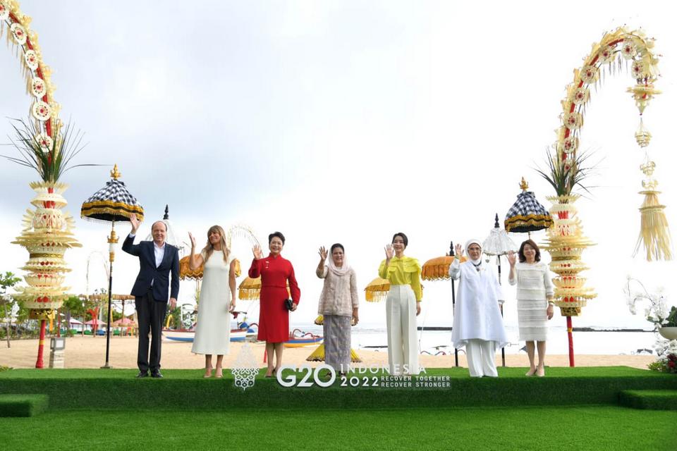 Ibu Iriana Ajak Para Pendamping Pemimpin G20 Melihat Kearifan Lokal Indonesia