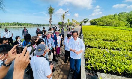 Saat Presiden Jokowi Ajak Wartawan Berteduh di Tempat VVIP Tahura