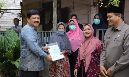 Menuju Desa Lengkap, Menteri ATR/Kepala BPN Antarkan Langsung Sertipikat ke Rumah Warga di Desa Uteunkot Cunda