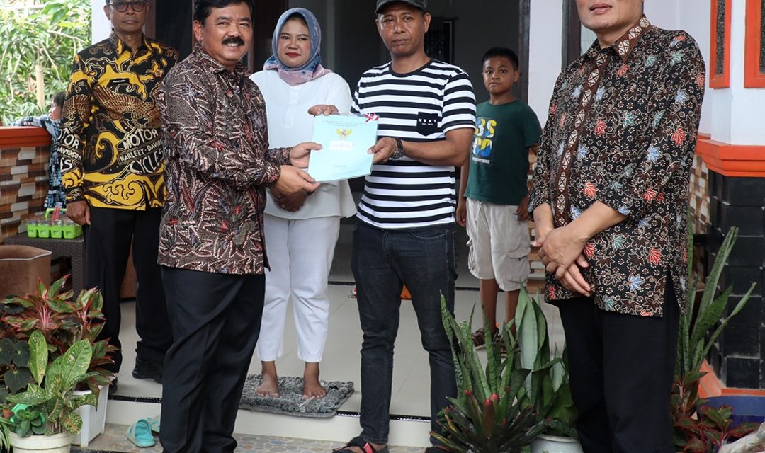 Pastikan Tepat Sasaran, Menteri ATR/Kepala BPN Terjun Langsung Serahkan Sertipikat ke Rumah Warga Kab. Gowa