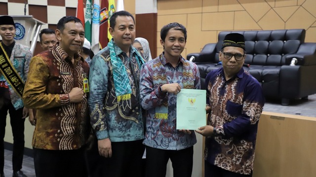 Wamen ATR/Waka BPN Serahkan Sertipikat Tanah Wakaf sebagai Tindak Lanjut MoU dengan Muhammadiyah