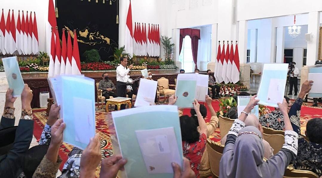Presiden Jokowi Serahkan 1,5 Juta Sertifikat Hak Atas Tanah