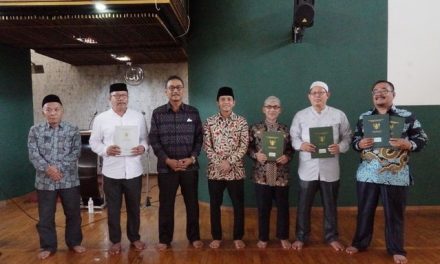 Wamen ATR/Waka BPN menyerahkan lima sertipikat tanah wakaf dan rumah ibadat di Masjid Mujahidin Bandung