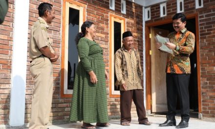 Menteri ATR/Kepala BPN Serahkan Sertipikat Konsolidasi Tanah Langsung ke Rumah Masyarakat di Desa Penawangan