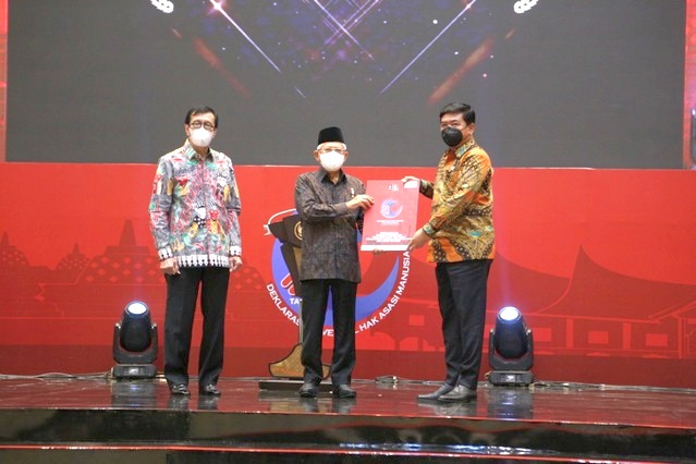 Kementerian ATR/BPN Menerima Penghargaan sebagai Instansi Responsif pada Peringatan Hari HAM ke-74