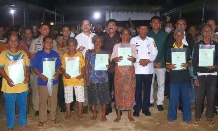 Pastikan Konflik Telah Tuntas, Menteri ATR/Kepala BPN Serahkan Sertipikat bagi Masyarakat SAD 113