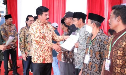 Kementerian ATR/BPN Serahkan 352 Sertipikat Hasil Redistribusi TORA di Kabupaten Pasuruan