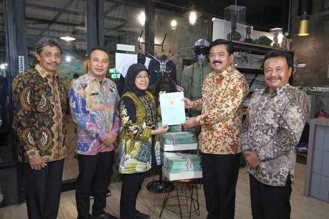 Menteri ATR/Kepala BPN Serahkan 1.006 Sertipikat Hak Pakai kepada Pemkot Surabaya sebagai Bentuk Pengamanan Aset Daerah