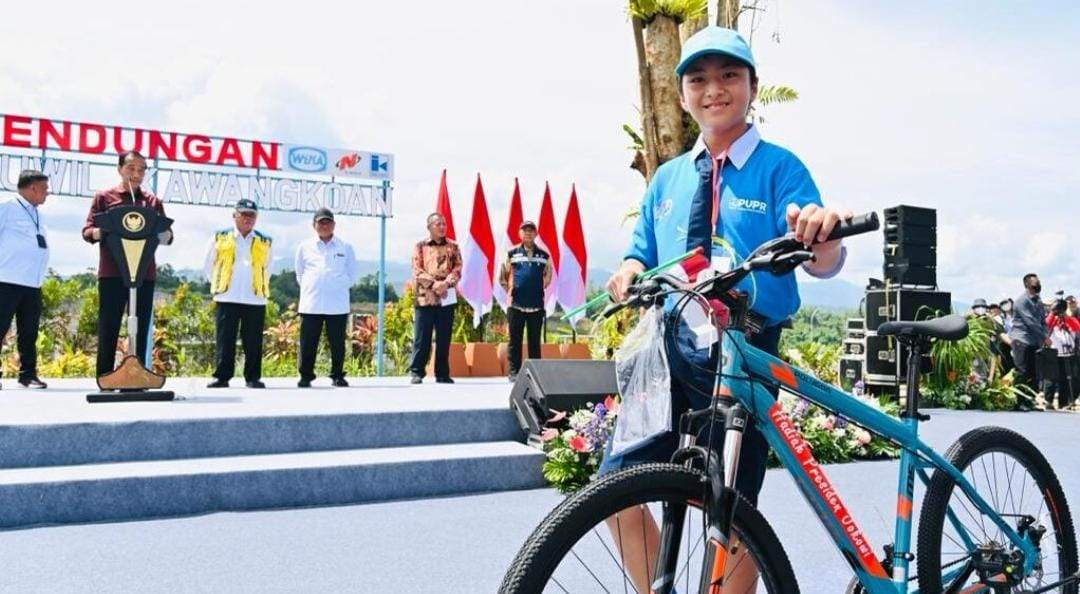 Saat Presiden Berikan Kuis Berhadiah Sepeda di Bendungan Kuwil Kawangkoan