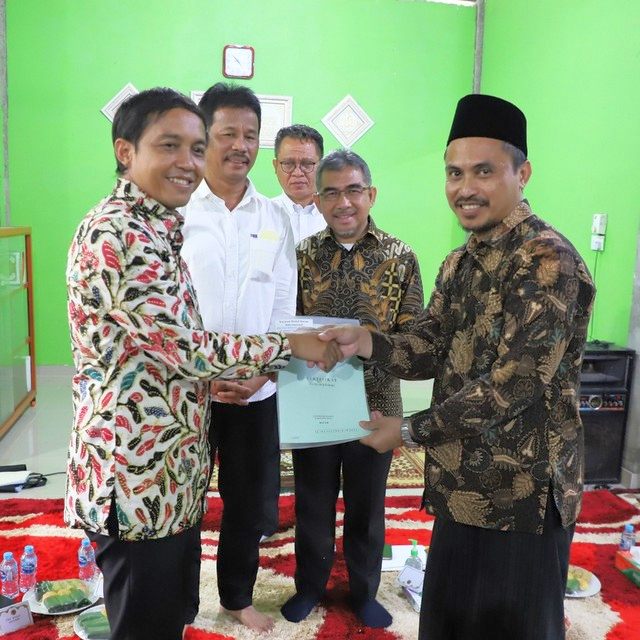 Wakil Menteri ATR/Wakil Kepala BPN Serahkan Sertipikat Pesantren Baitul Quran Batam