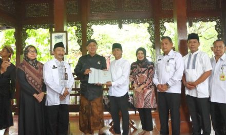 Serahkan Sertipikat Tanah Wakaf kepada Yayasan Sunan Kalijaga Kadilangu, Wamen ATR/Waka BPN: Jaga Warisan Leluhur Indonesia