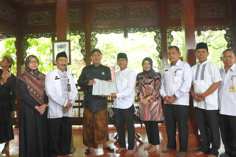 Serahkan Sertipikat Tanah Wakaf kepada Yayasan Sunan Kalijaga Kadilangu, Wamen ATR/Waka BPN: Jaga Warisan Leluhur Indonesia