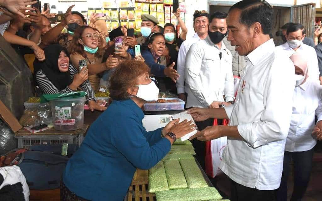 Masyarakat Antusias Sambut Kunjungan Presiden dan Ibu Iriana ke Pasar Anyar