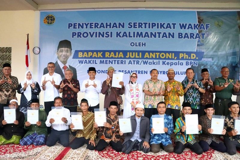 Terus Lanjutkan Sertipikasi Tanah Wakaf dan Rumah Ibadat, Wamen ATR/Waka BPN Serahkan Sertipikat Tanah Wakaf di Kabupaten Kubu Raya