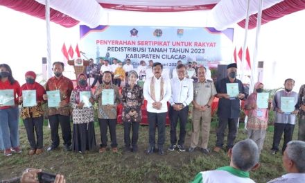 Selesaikan Masalah di Tiga Lokasi, Menteri ATR/Kepala BPN Serahkan 288 Sertipikat Redistribusi Tanah