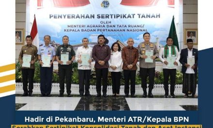 Hadir di Pekanbaru, Menteri ATR/Kepala BPN Serahkan Sertipikat Konsolidasi Tanah dan Aset Instansi