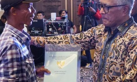 Terima Sertipikat Tanah, Masyarakat di Kabupaten Agam Berharap Usahanya Bisa Berkembang Lebih Baik