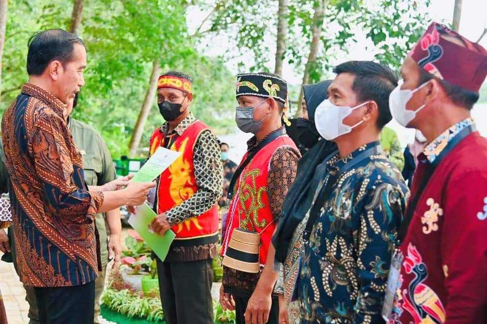 Serahkan SK Hutan Sosial dan TORA, Presiden Jokowi: Manfaatkan untuk Kesejahteraan