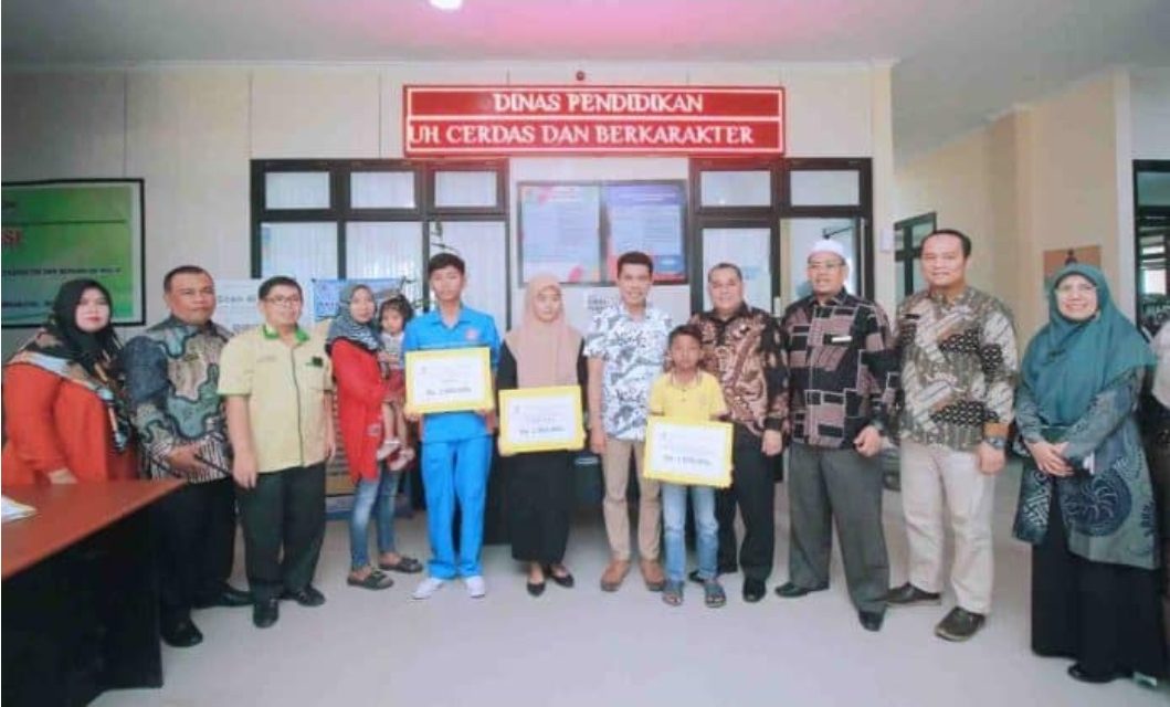 Serahkan Bantuan Beasiswa Cerdas Berkarakter, Disdik Kota Payakumbuh Bersama Baznas