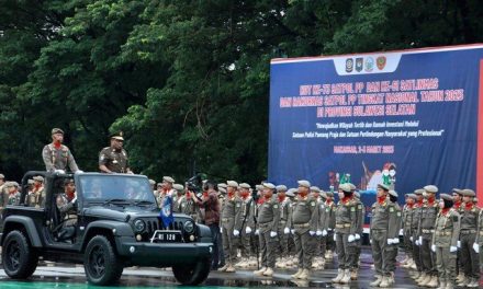 Wamendagri Pimpin Upacara HUT ke-73 Satpol PP dan ke-61 Satlinmas di Lapangan Karebosi, Provinsi Sulsel