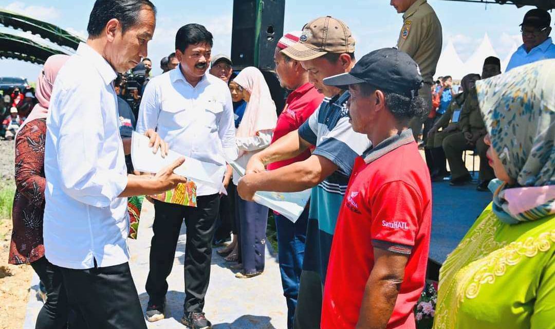 Presiden Jokowi Serahkan Sertifikat Tanah untuk Masyarakat di Kabupaten Blora