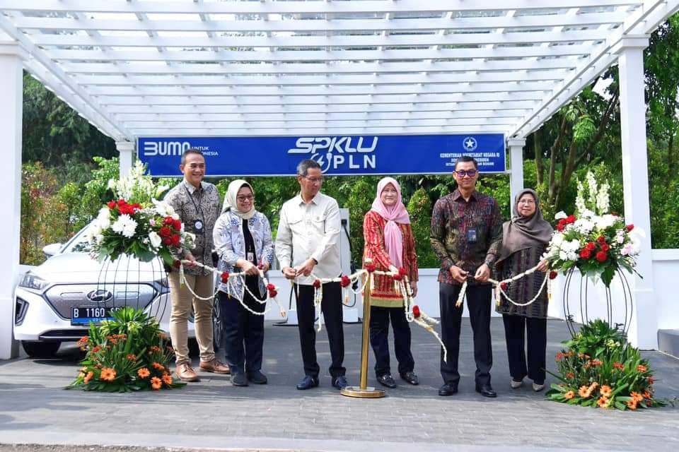 Kasetpres Resmikan SPKLU di Istana Kepresidenan Bogor