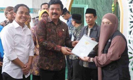 Menteri ATR/Kepala BPN Serahkan Sertipikat Tanah Program Bedah Rumah dan Wakaf di Kota Makassar
