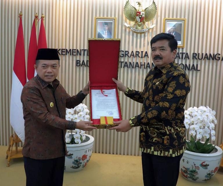 Menteri ATR/Kepala BPN Serahkan Dokumen Persetujuan Substansi RTRW Provinsi Jambi