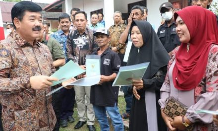Kunjungi Palangkaraya, Menteri ATR/Kepala BPN Serahkan Sertipikat PTSL dan Rumah Ibadah