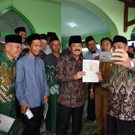 Sertipikat Tanah Wakaf dan Rumah Ibadah Diserahkan dalam Rangka Menjamin Kebebasan Umat Beragama