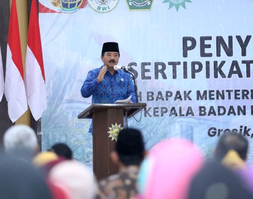 Menteri ATR/Kepala BPN Serahkan Sertipikat Tanah Wakaf untuk NU dan Muhammadiyah di Gresik