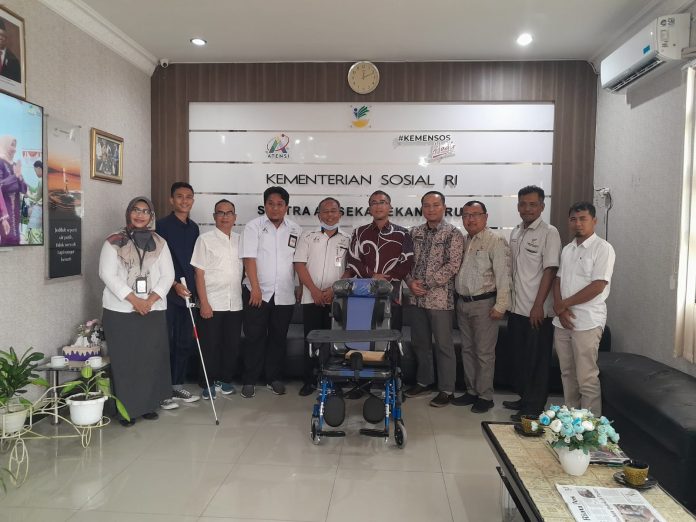Pj. Wako Rida Ananda Terima Bantuan Atensi Buat Warga Disabilitas Dari Kemensos RI