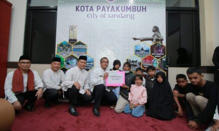 Pj. Wali Kota Payakumbuh Serahkan Bantuan Beasiswa Untuk Anak Yatim