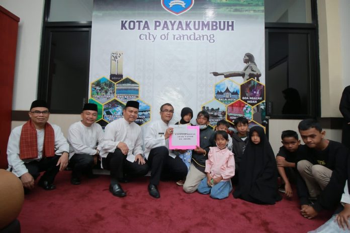 Pj. Wali Kota Payakumbuh Serahkan Bantuan Beasiswa Untuk Anak Yatim
