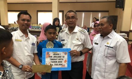 Pj. Walikota Payakumbuh Apresiasi dan Serahkan Penghargaan Bagi Peserta Didik Terbaik Tahun 2022