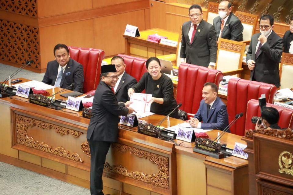RUU 8 Provinsi Resmi Disahkan Menjadi Undang-Undang