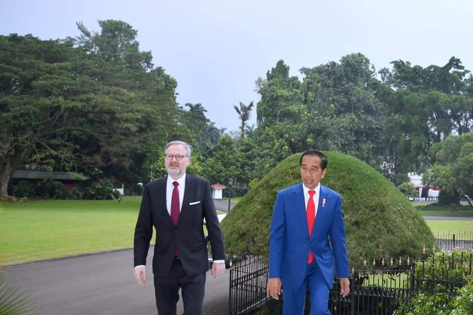 Momen Presiden Jokowi Ajak PM Ceko Ngabuburit ke Kebun Raya Bogor