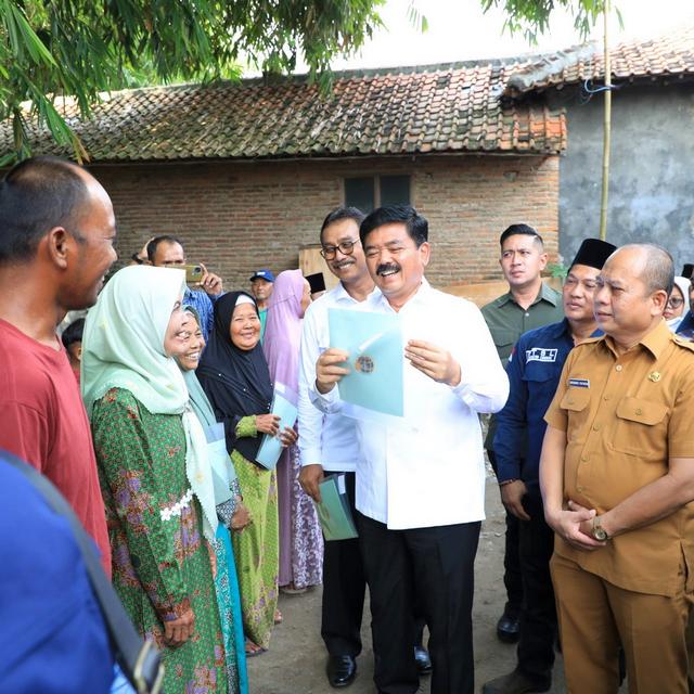 Menteri ATR/Kepala BPN Serahkan Sertipikat, Tanah di Desa Winong Cirebon 100% Tersertipikasi