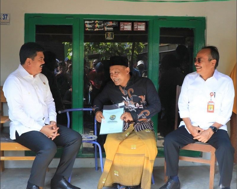 Serahkan Sertipikat ke Rumah Warga Desa Kemplong Pekalongan, Menteri ATR/Kepala BPN Bersyukur BPHTB Rp0