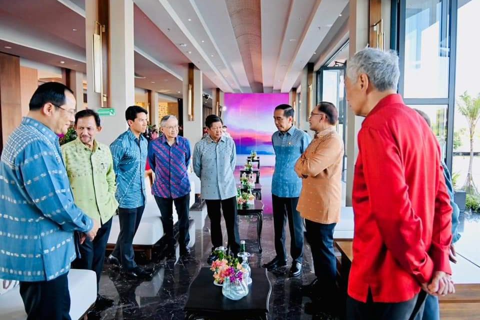 Hari Kedua Puncak KTT Ke-42 ASEAN, Para Pemimpin Kenakan Tenun Songke Manggarai