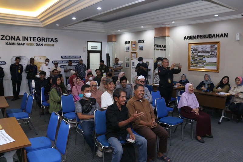 Warga Penuh Senyum Usai Menerima Pemberian Uang Ganti Kerugian Pengadaan Tanah Jalan Tol Cinere-Jagorawi di Aula BPN Depok