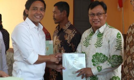 Serahkan Sertipikat di Cilacap, Wamen ATR/Waka BPN Imbau Masyarakat Manfaatkan Sertipikat untuk Hal Produktif