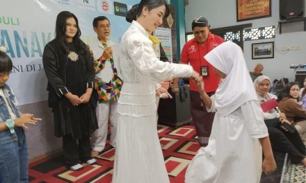 Dewi Perssik dan Bersama  Artis Lainnya Menghadiri Ulang Tahun Forwan 9 di Panti Asuhan