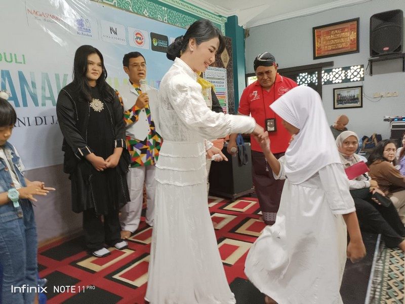 Dewi Perssik dan Bersama  Artis Lainnya Menghadiri Ulang Tahun Forwan 9 di Panti Asuhan