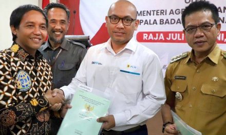 Serahkan 55 Sertipikat di Kabupaten Bandung, Wamen ATR/Waka BPN Ungkap Dua Manfaat Penting dari Sertipikasi Tanah
