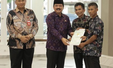 Menteri ATR/Kepala BPN Serahkan Sertipikat Tanah Komunal Seluas 89,01 Hektare di Kabupaten Garut