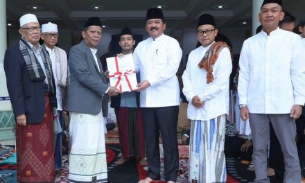 Menteri ATR/Kepala BPN Serahkan Sertipikat Tanah Wakaf pada Momen Iduladha di Kota Malang