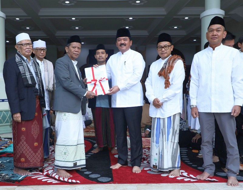 Menteri ATR/Kepala BPN Serahkan Sertipikat Tanah Wakaf pada Momen Iduladha di Kota Malang